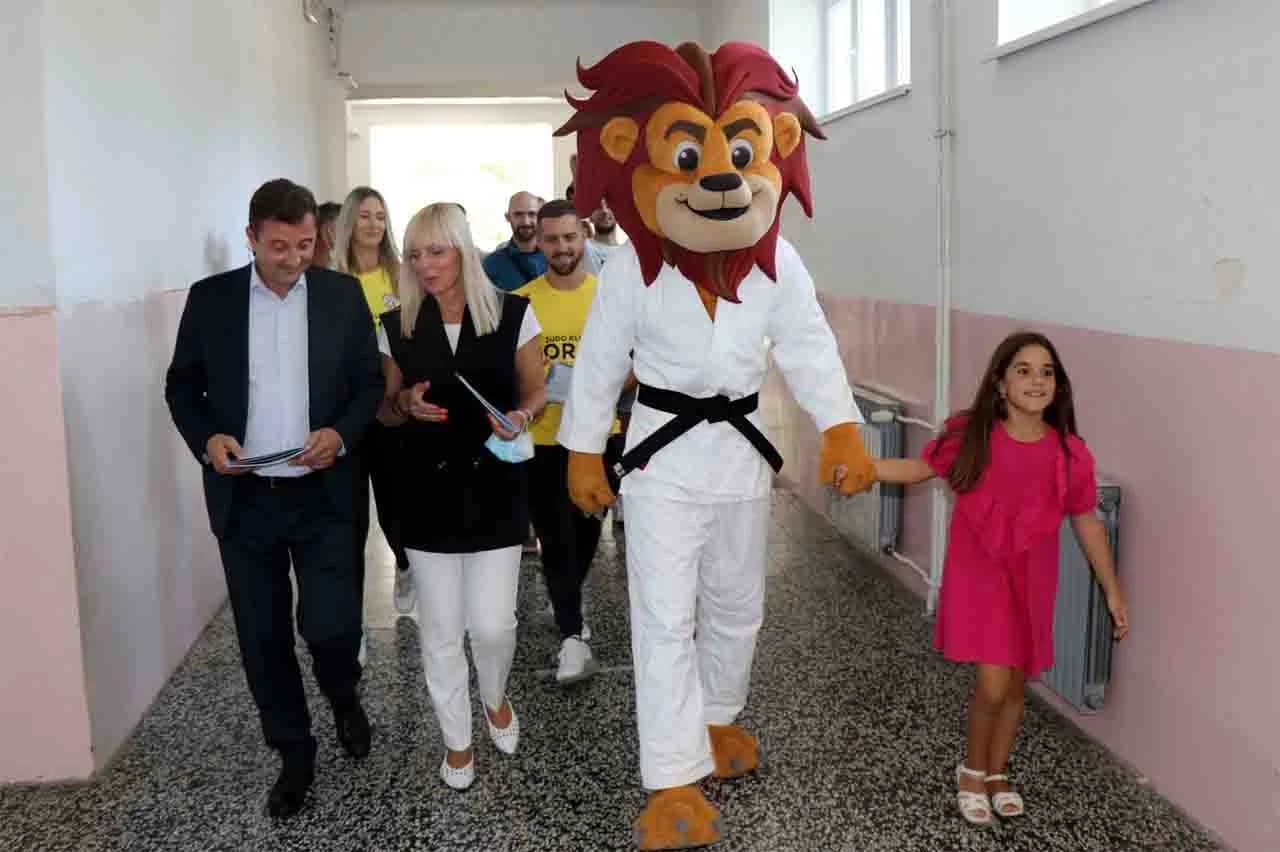 Mostarski osnovci uz Super Lea sigurno do škole