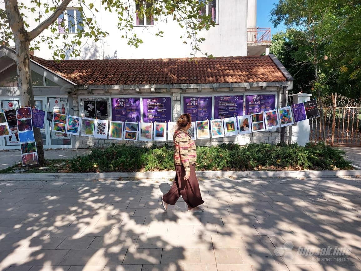 Izložba na mostarskoj šetnici