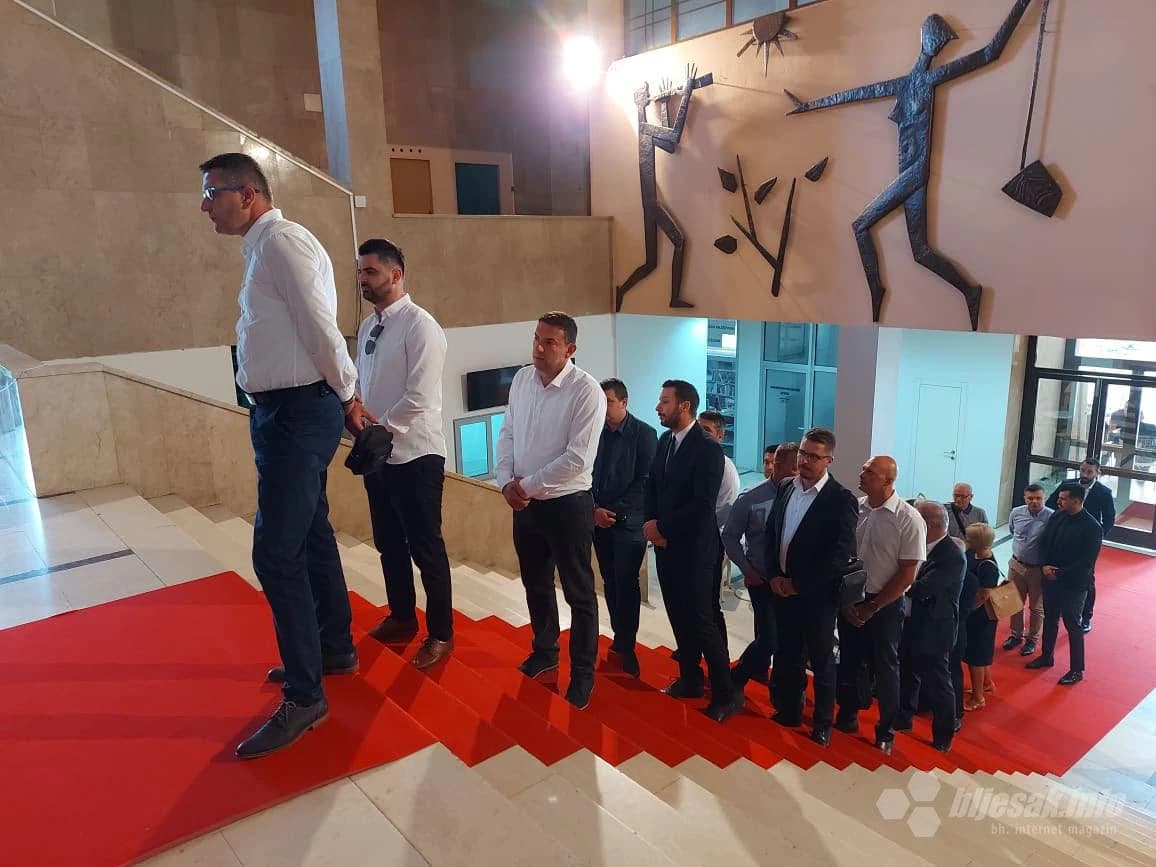 Građani u redu za upis u Knjigu žalosti za Bešlića