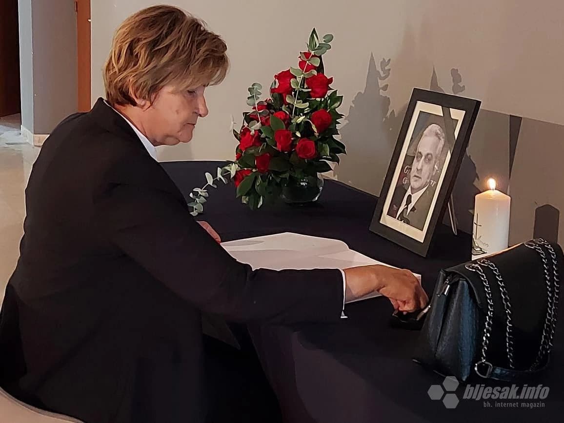 Građani u redu za upis u Knjigu žalosti za Bešlića