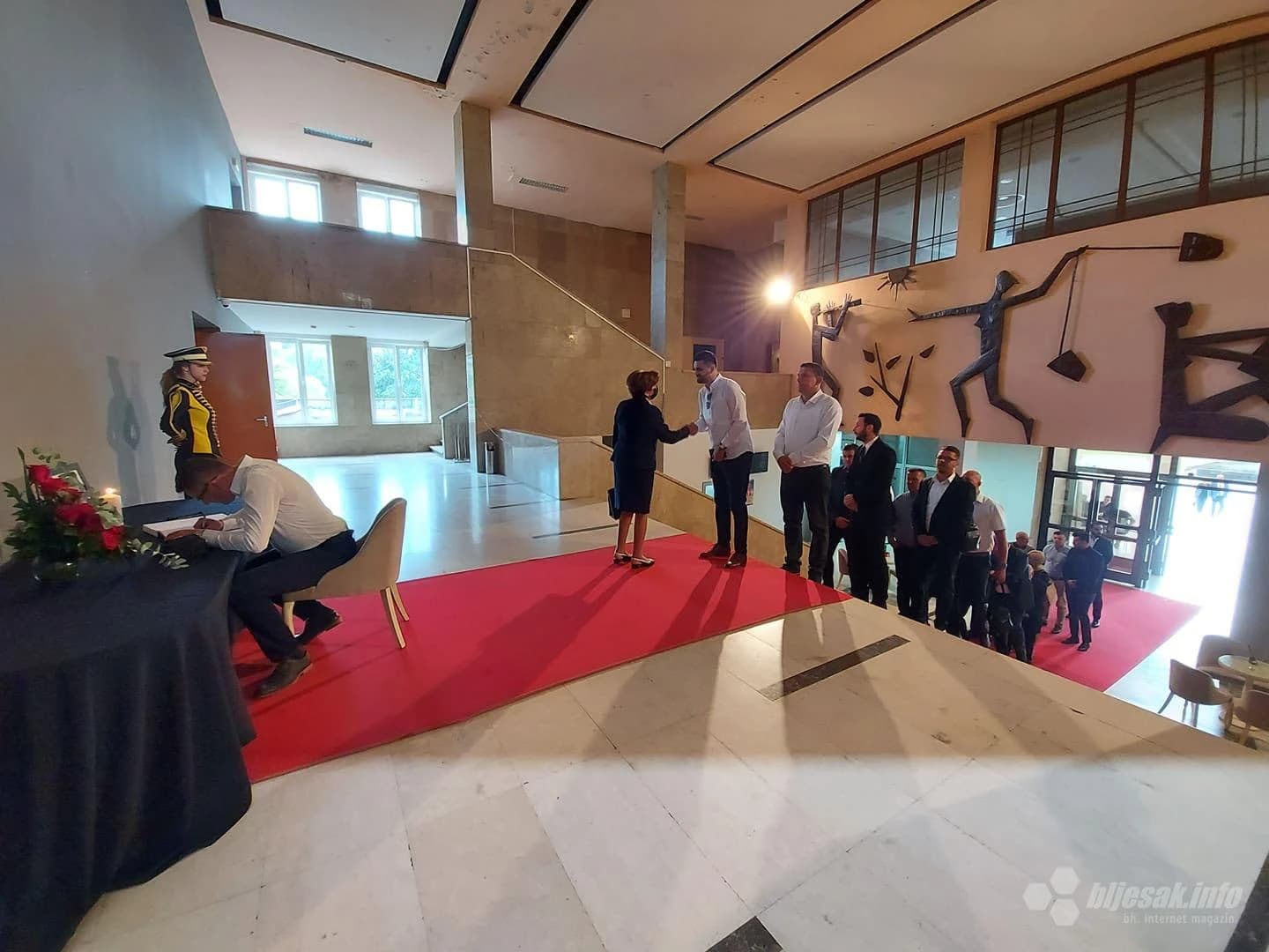 Građani u redu za upis u Knjigu žalosti za Bešlića