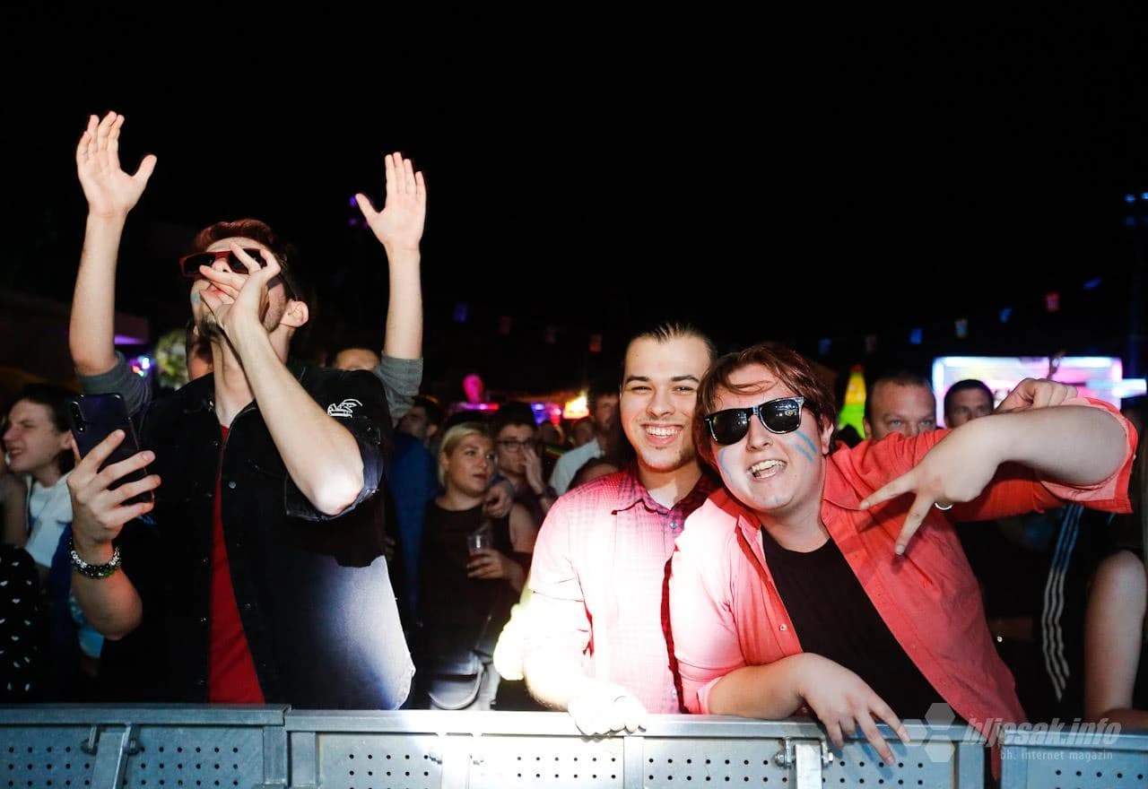Ludnica prve večeri Mostar Summer Festa na Kantarevcu