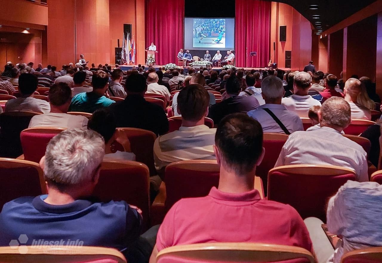 S promocije Monografije 25. godina božićnog malonogometnog turnira