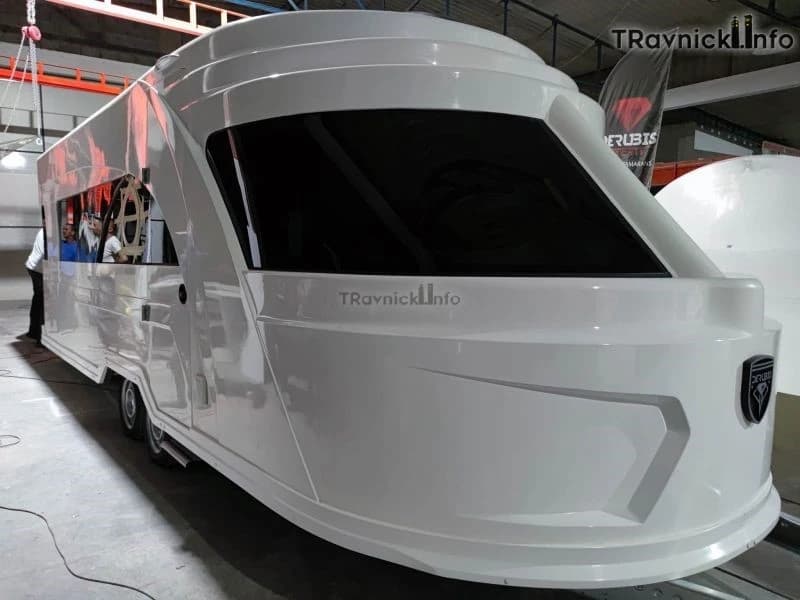 Monolitna, integralna kamp prikolica