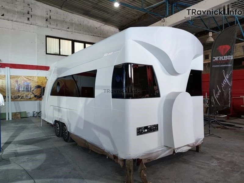 Monolitna, integralna kamp prikolica