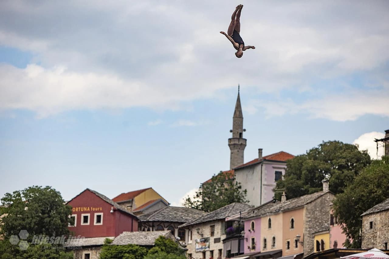 Red Bull Cliff Diving skakači odradili prvi slobodni trening 