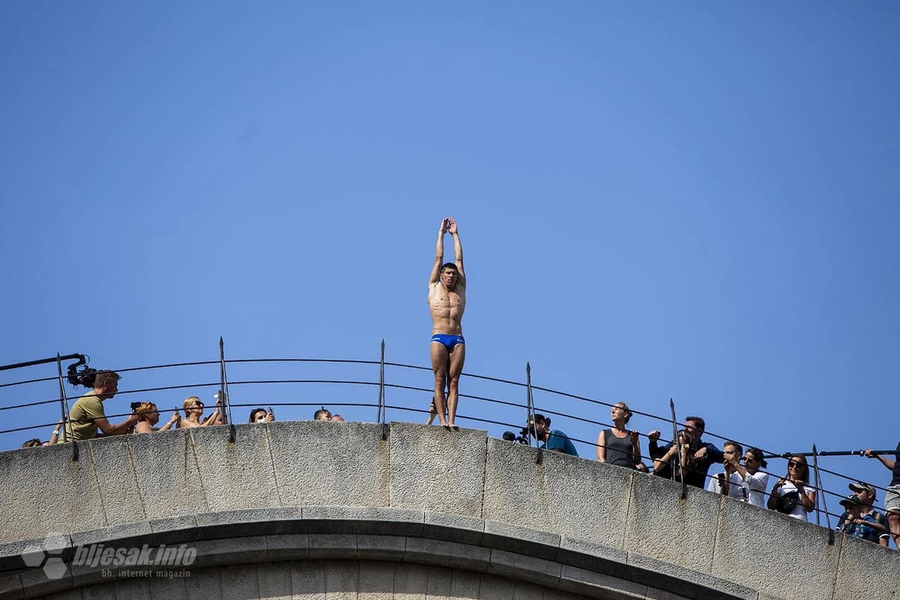 Red Bull Cliff Diving skakači odradili prvi slobodni trening 