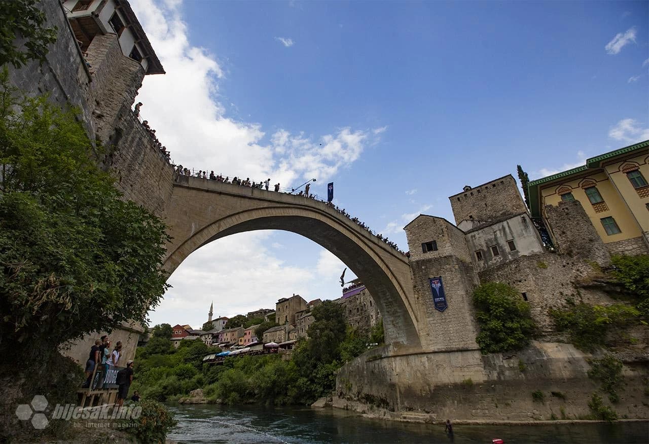 Red Bull Cliff Diving skakači odradili prvi slobodni trening 
