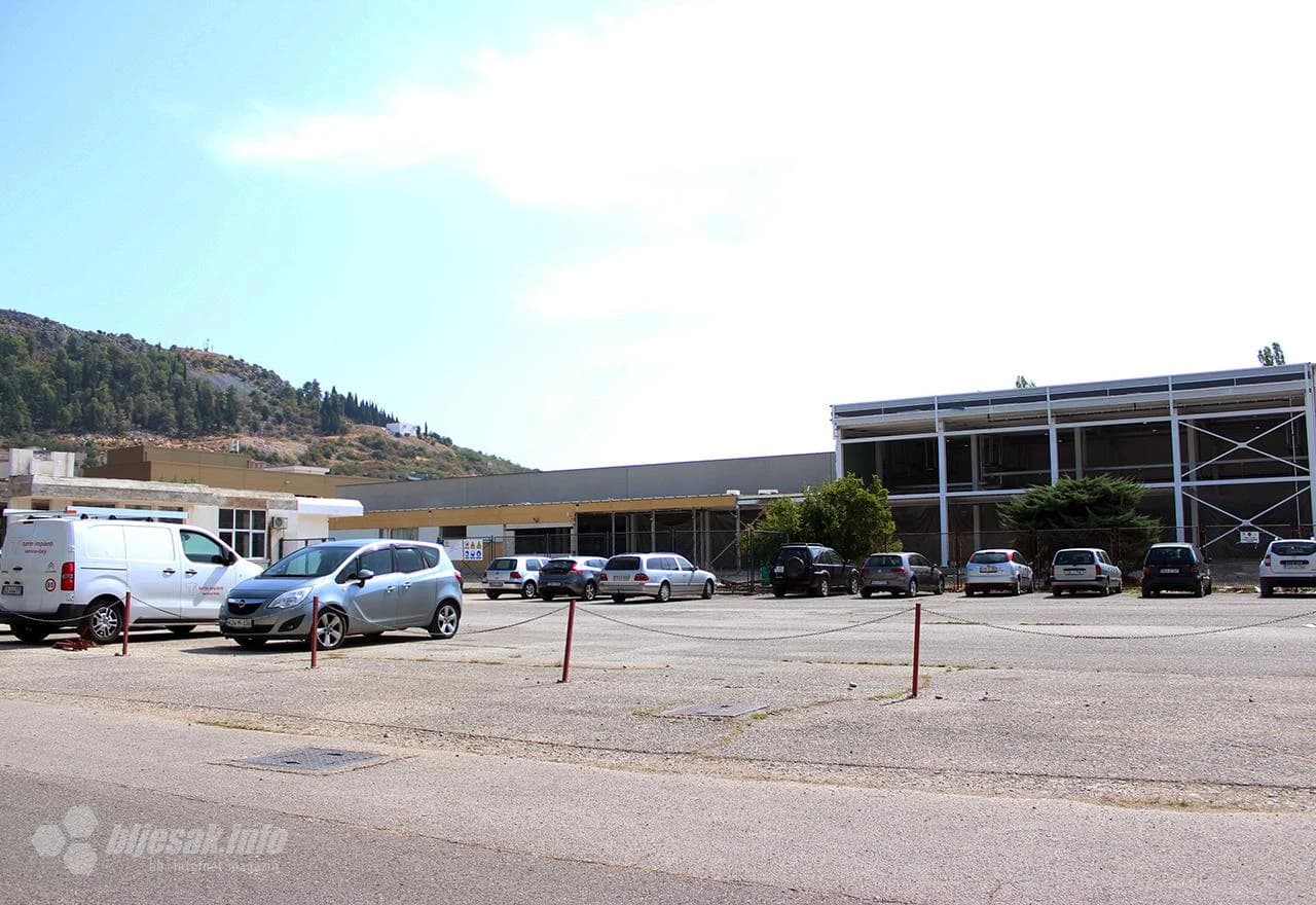 Parking ispred Laste i tvornica u pozadini