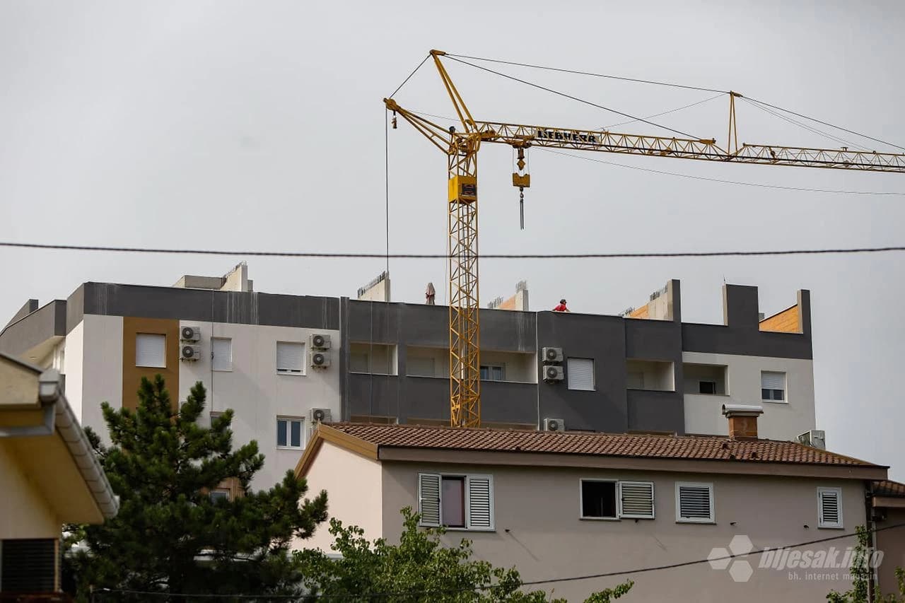 Počelo rušenje spornog šestog kata