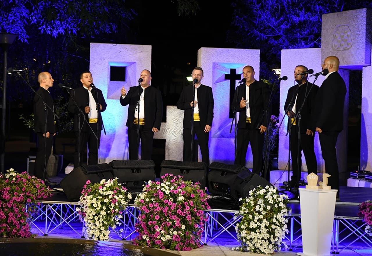  Posuški stećak i Bura klapi Munita iz Zadra