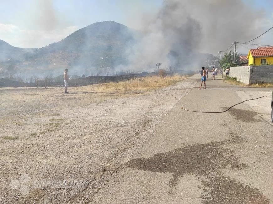 Rodoč: Mještani brane kuće od požara