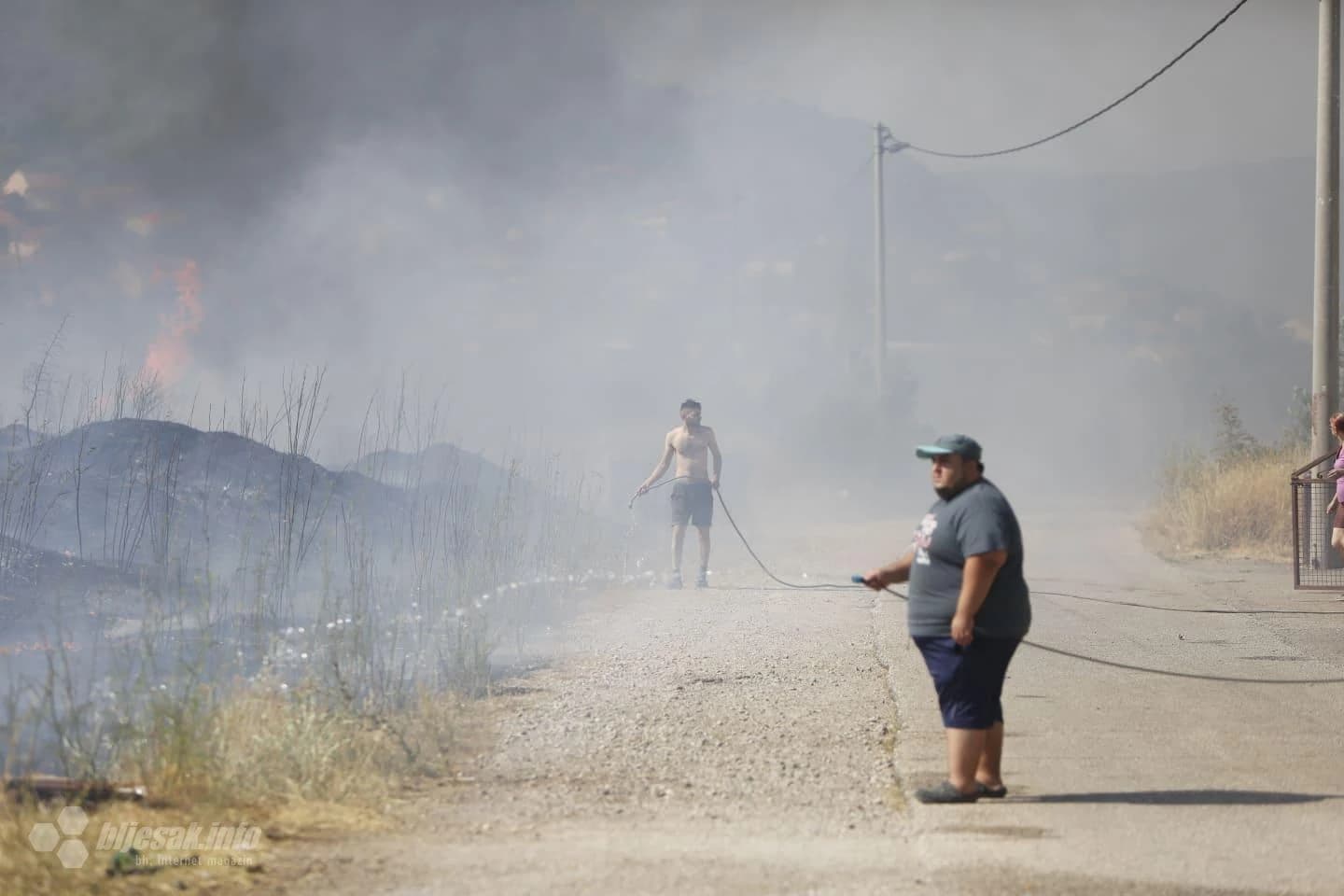 Rodoč: Mještani brane kuće od požara