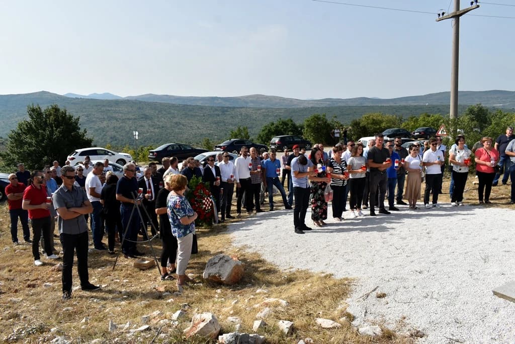 Organizator Dana sjećanja i komemoracije je Služba za branitelje Grada Ljubuškog i udruge proistekle iz Domovinskog rata.