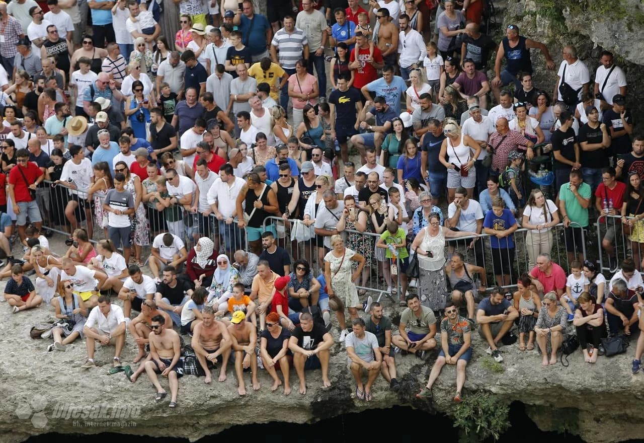 Tradicionalni skokovi sa Starog mosta - Skakače je bodrilo više od tisuću gostujućih i domaćih navijača.