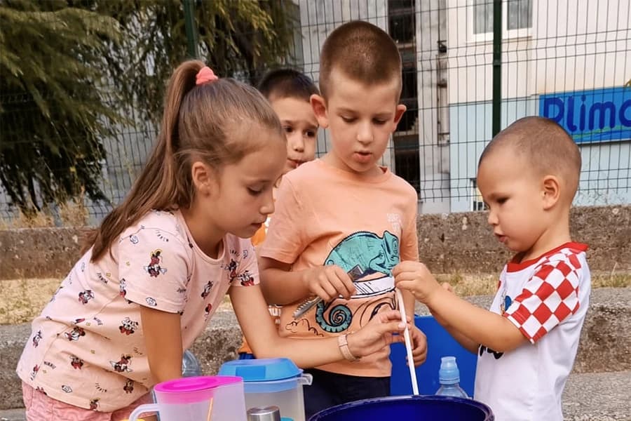 Veronika i Matej susjedima ponudili ukusno osvježenje