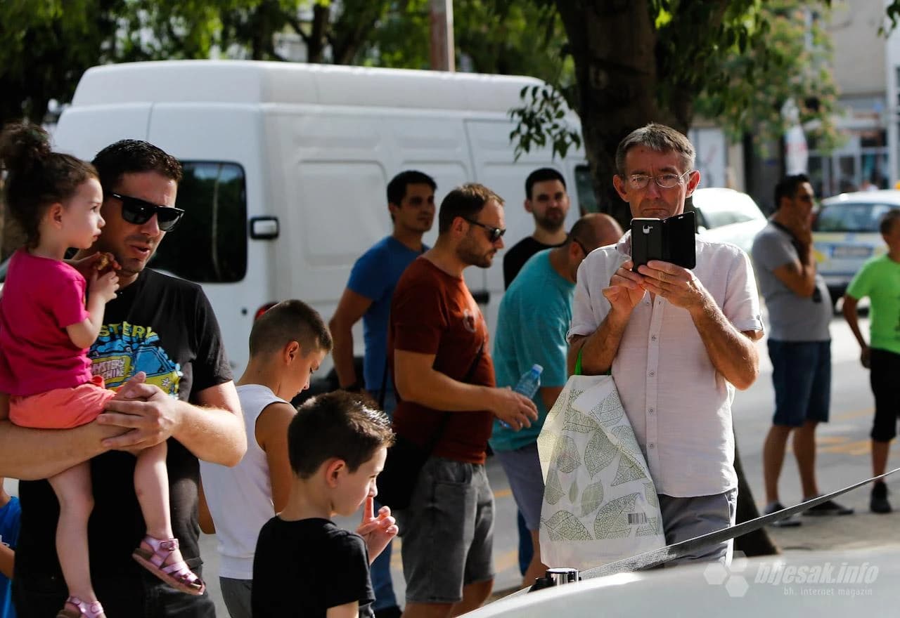 Mostarci 'parili' oči luksuznim automobilima 