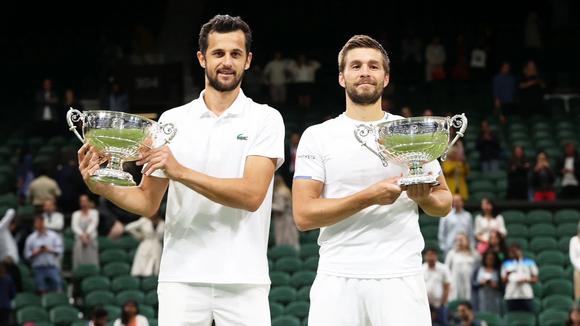 Mate Pavić i Nikola Mektić s peharima pobjednika Wimbledona