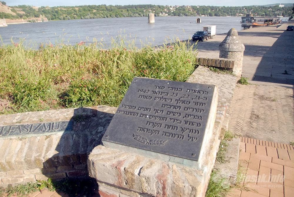 …pored spomenika…