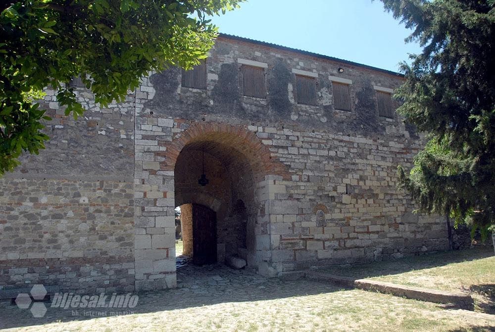 Kapija manastirskog kompleksa…