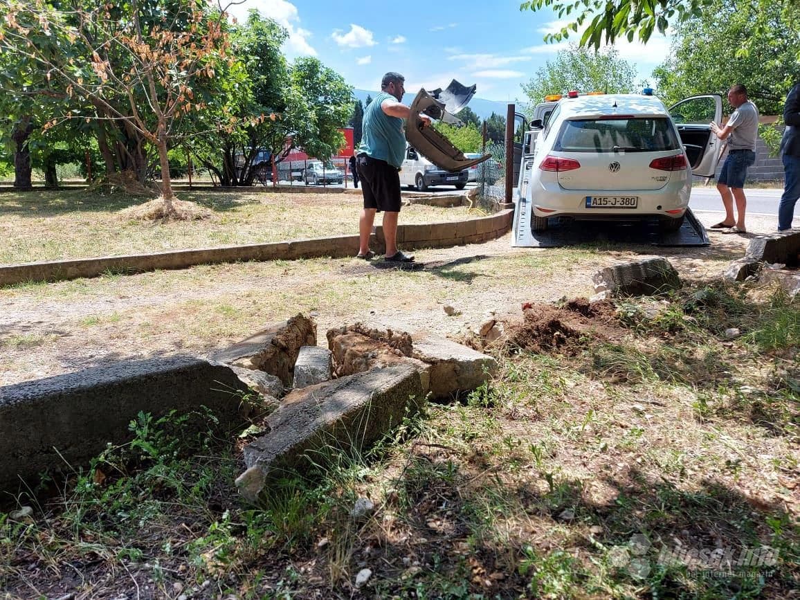 Vozilo iz Čavarine pratnje udarilo u zid