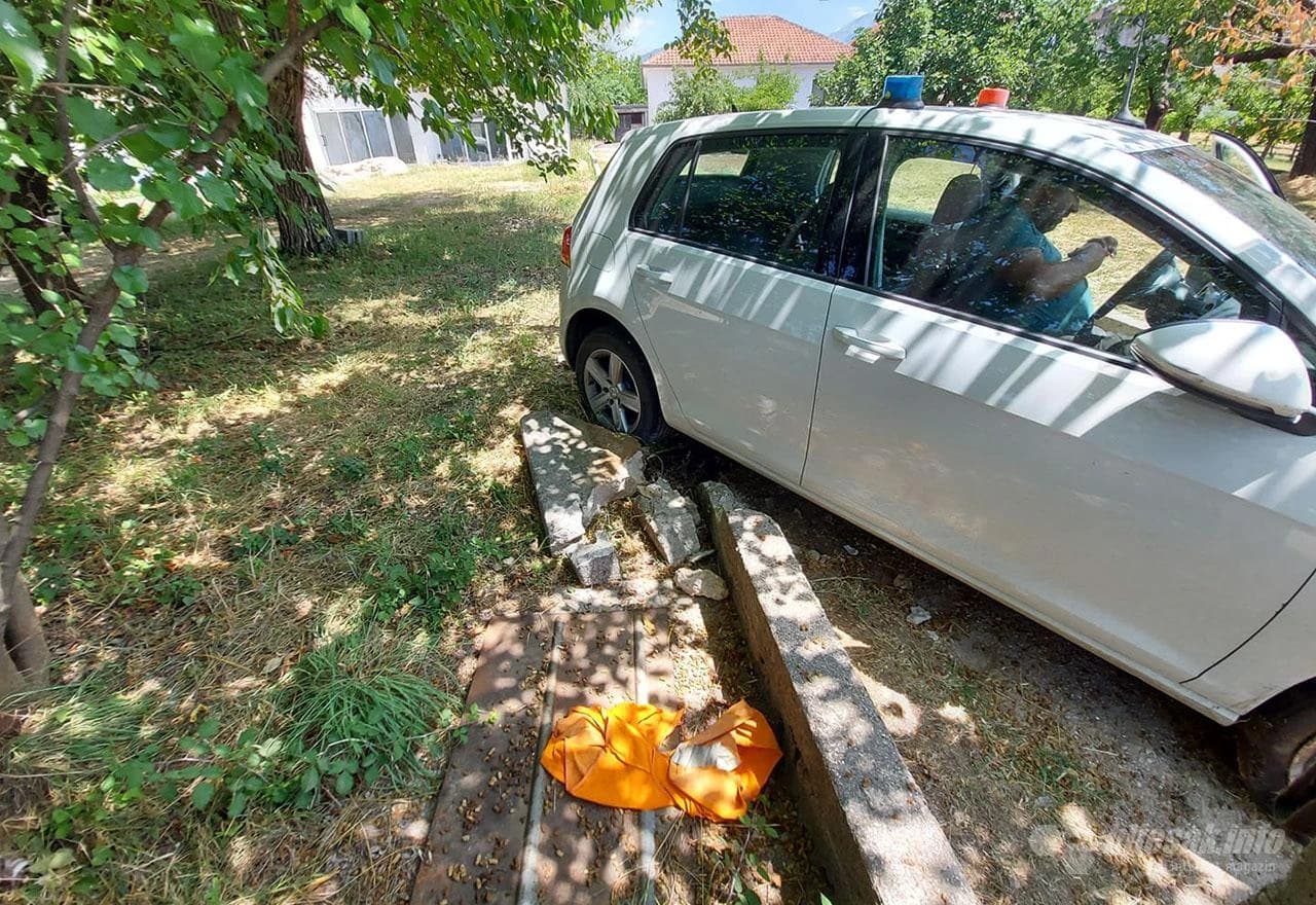 Vozilo iz Čavarine pratnje udarilo u zid