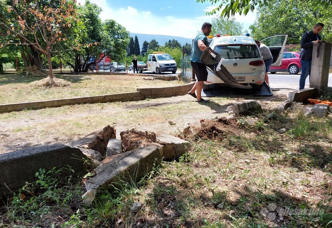 Vozilo iz Čavarine pratnje udarilo u zid
