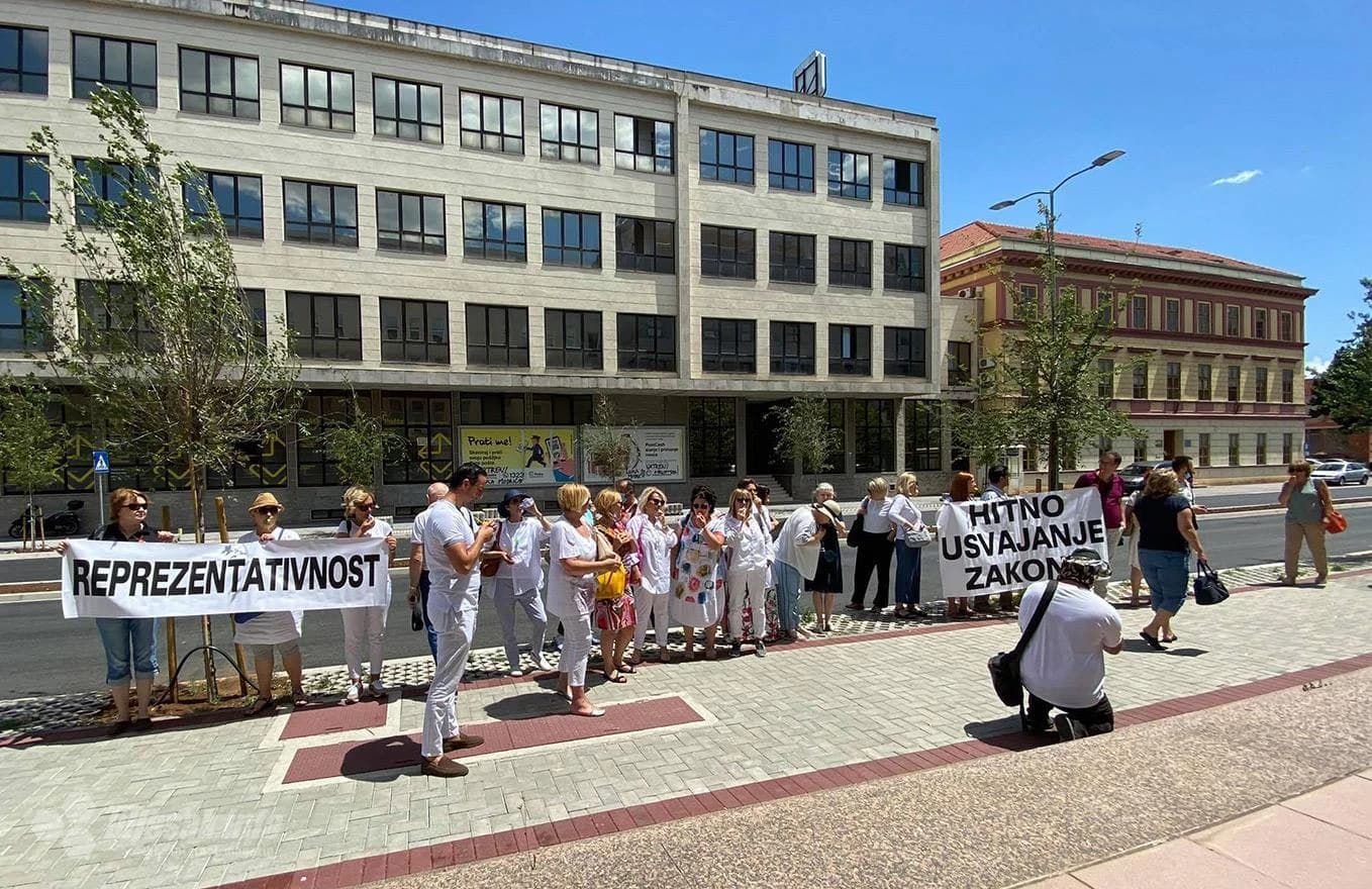 Doktori medicine i stomatologije FBiH prosvjeduju pred zgradom federalne Vlade u Mostaru.