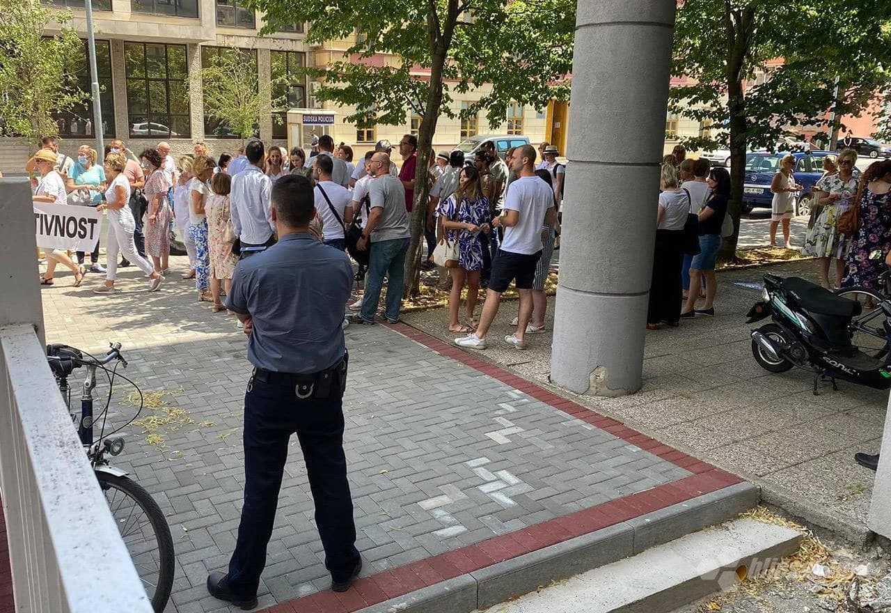 Doktori medicine i stomatologije FBiH prosvjeduju pred zgradom federalne Vlade u Mostaru.