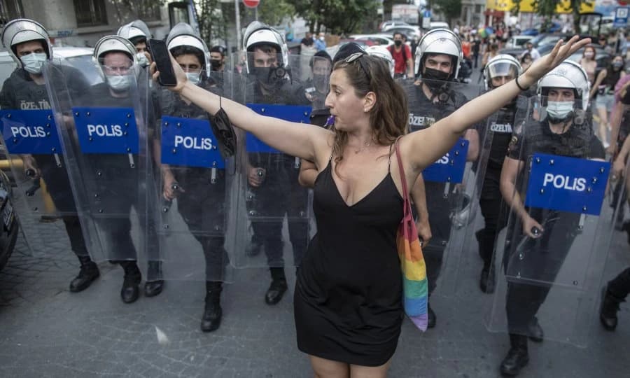 Privedeno je oko 20 ljudi, uključujući i foto reportera AFP-a