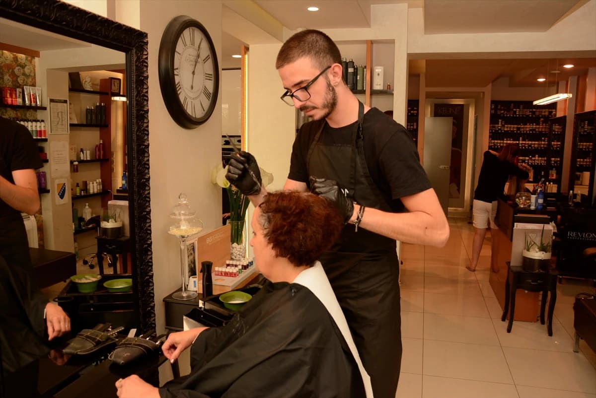 Mladi Mirza Silajdžić: Od doma za djecu bez roditeljskog staranja do uspješnog frizera u Mostaru