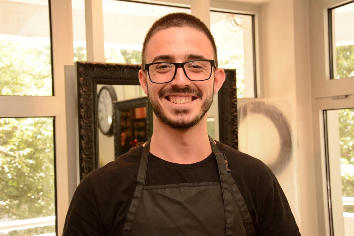 Mladi Mirza Silajdžić: Od doma za djecu bez roditeljskog staranja do uspješnog frizera u Mostaru