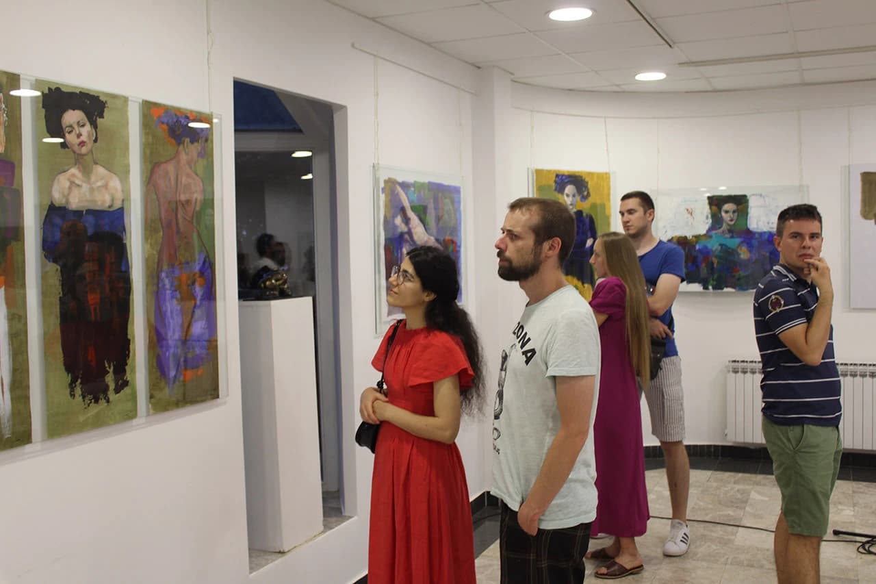 Mladi sarajevski umjetnik Adis Lukač Mostarcima predstavio izložbu Mi, karijatide i atlanti