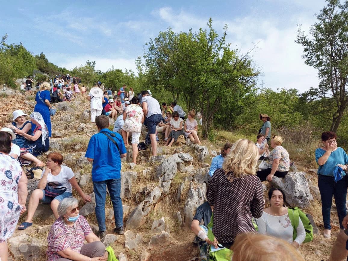 Mnoštvo vjernika u svečanoj procesiji s Brda ukazanja krenuli prema župnoj crkvi