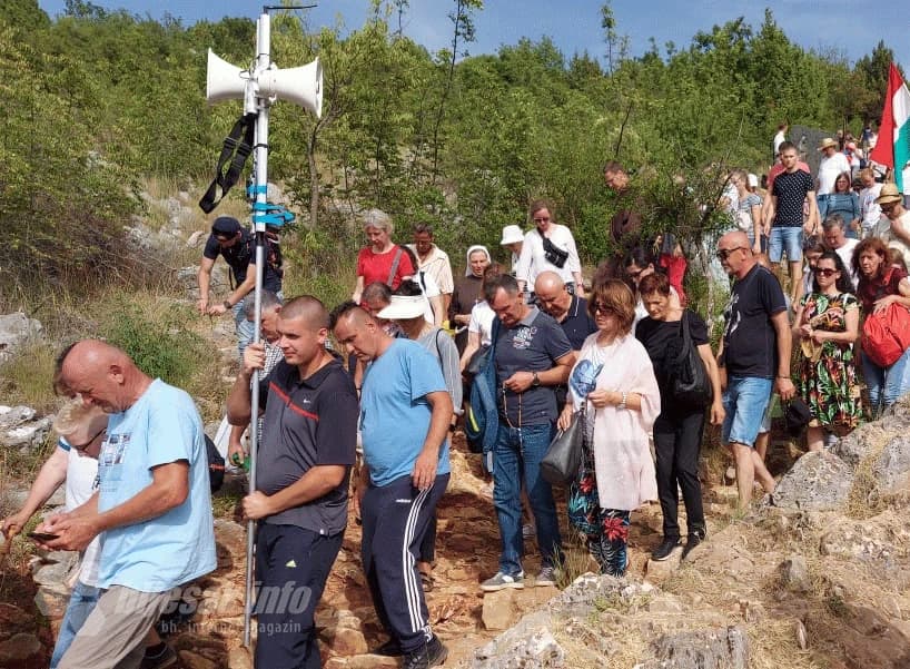 Mnoštvo vjernika u svečanoj procesiji s Brda ukazanja krenuli prema župnoj crkvi