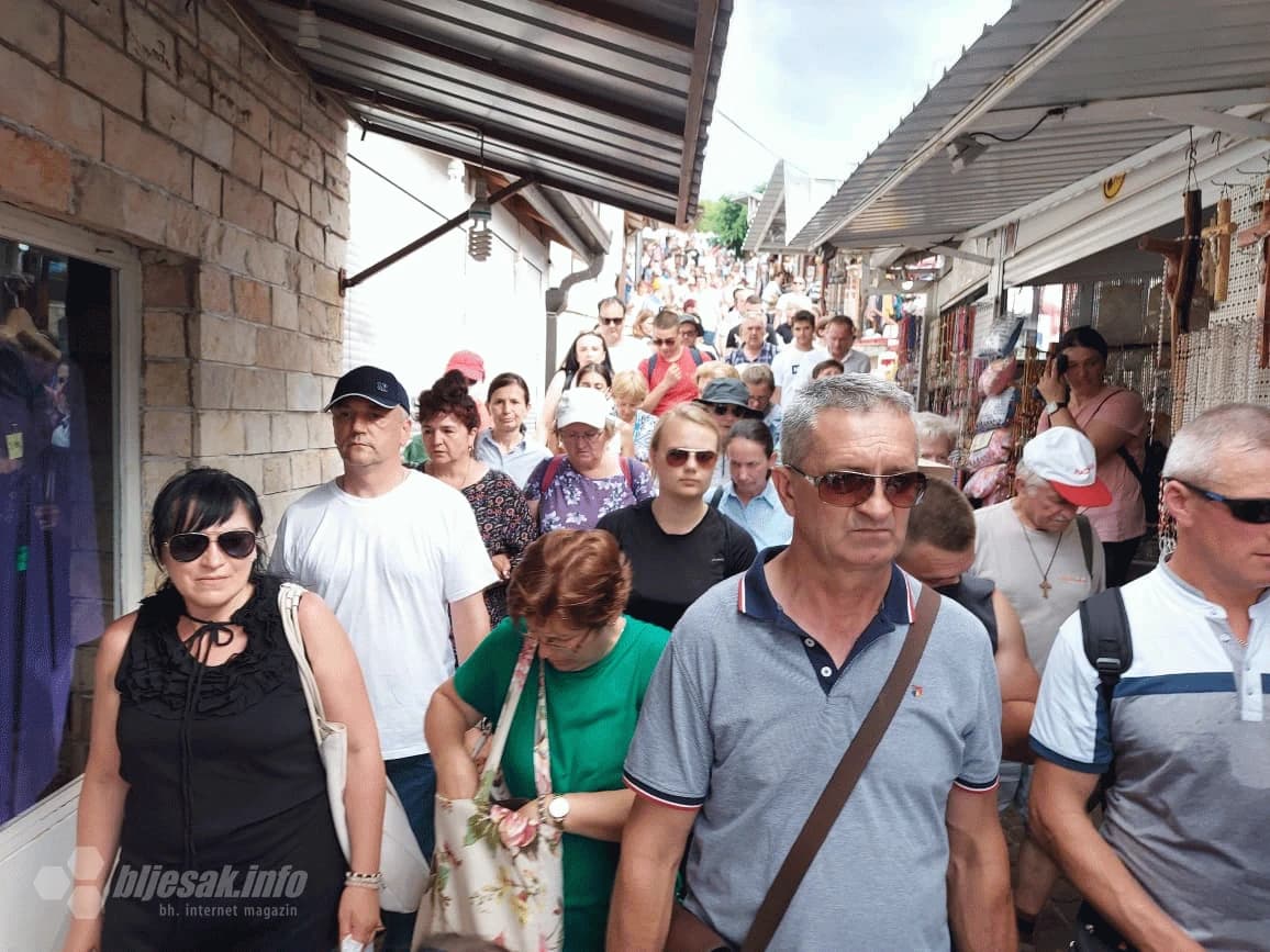 Mnoštvo vjernika u svečanoj procesiji s Brda ukazanja krenuli prema župnoj crkvi