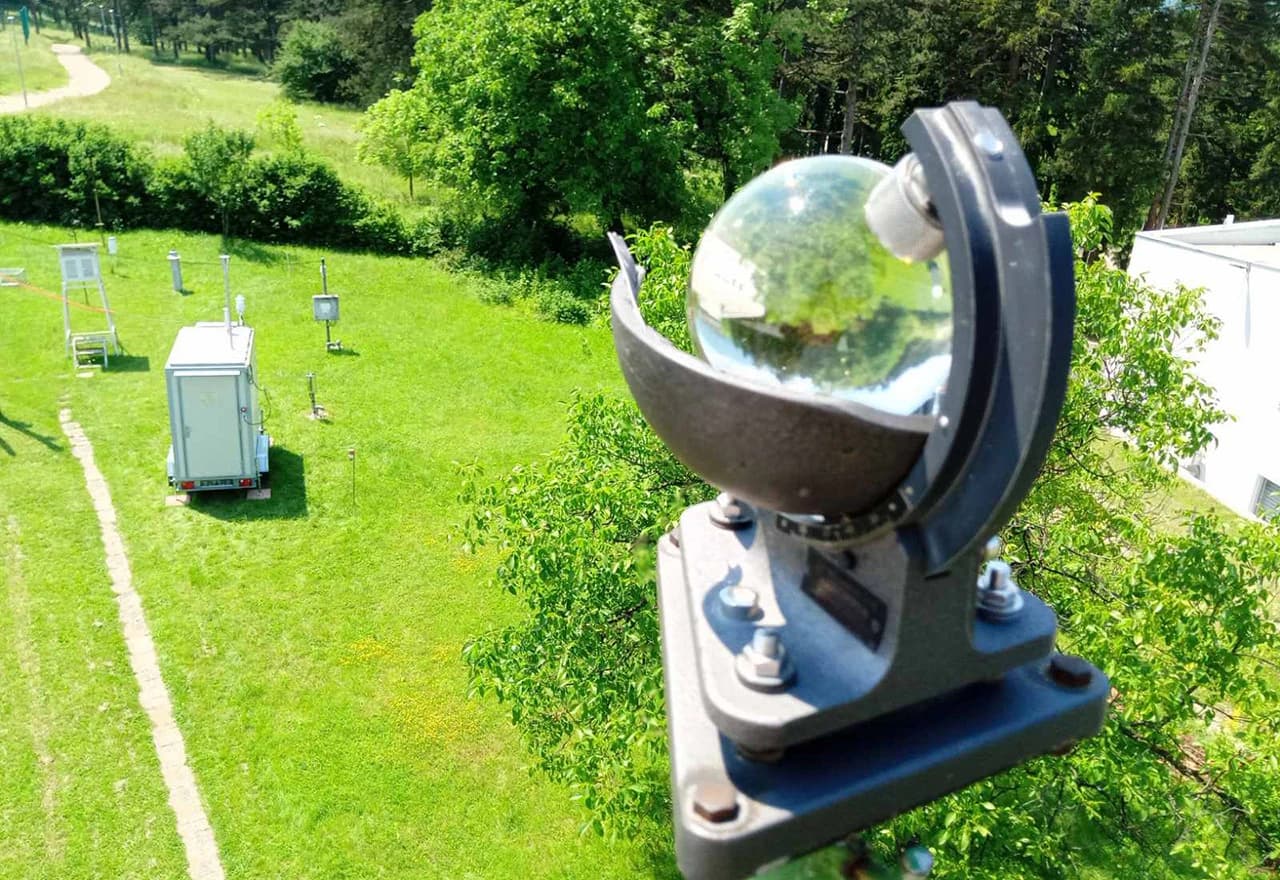 Mobilna mjerna stanica puštena je u rad ovaj tjedan, a mjeri koncentraciju lebdećih čestica PM10 i PM2.5, sumpordioksida, ozona, ugljičnog monoksida i azotnih oksida