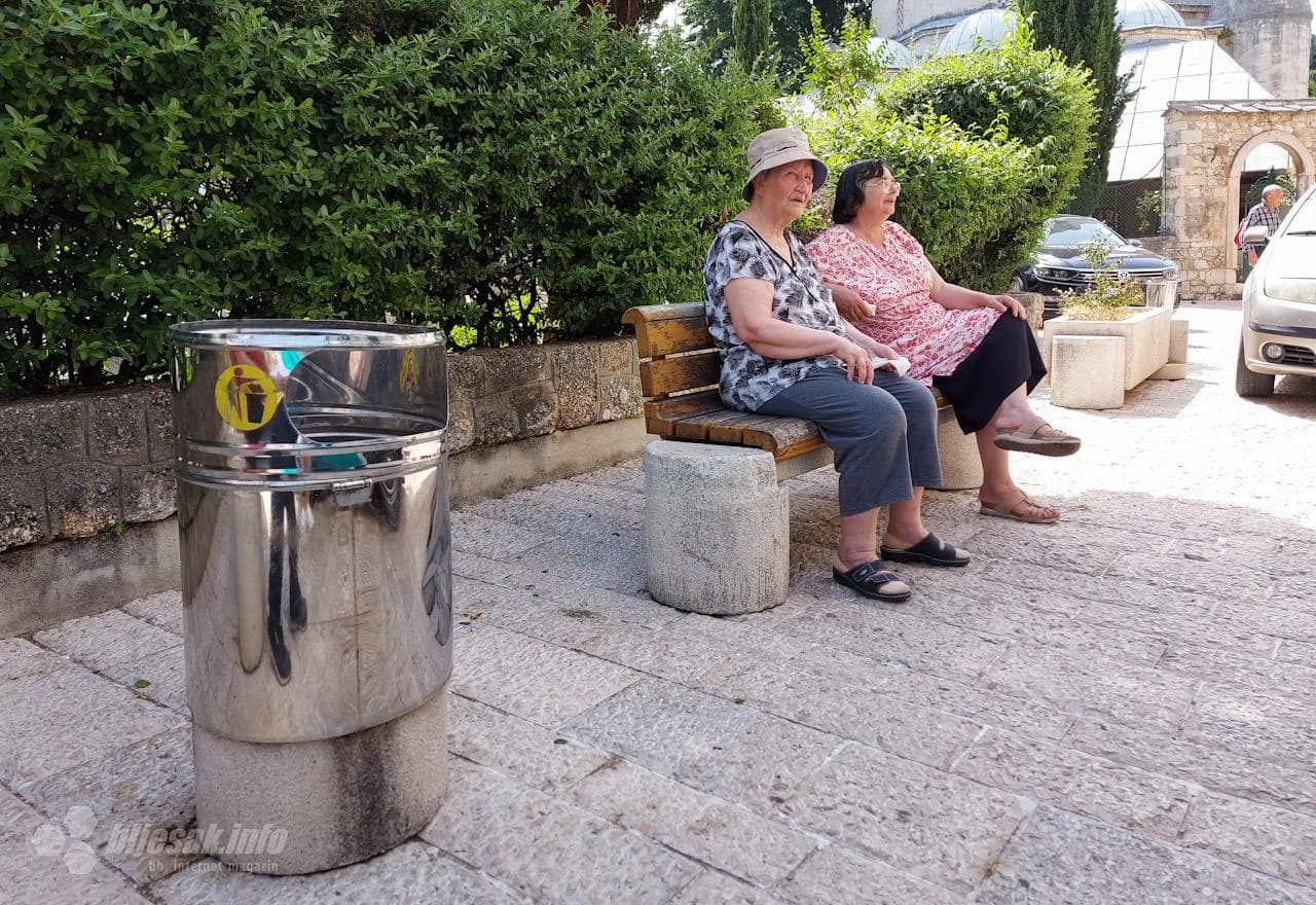 Kante za smeće u Fejićevoj ulici 