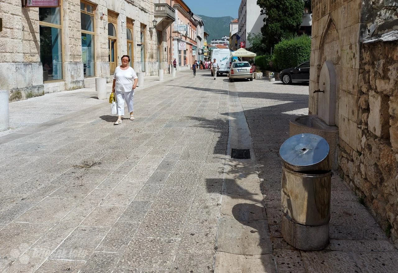 Kante za smeće u Fejićevoj ulici 