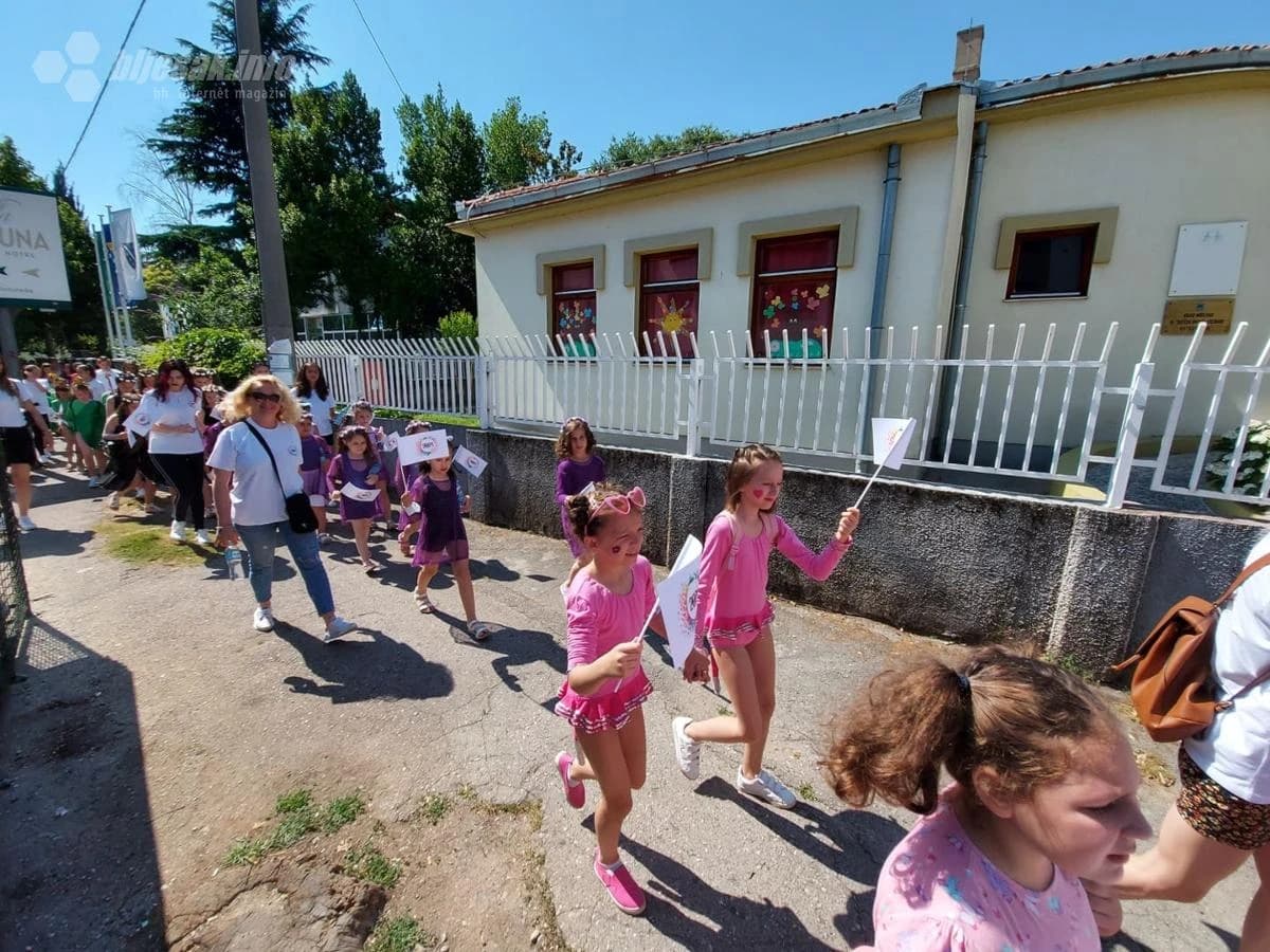 Svečani defile mališana kroz Mostar povodom ''Mostarskog ljeta''