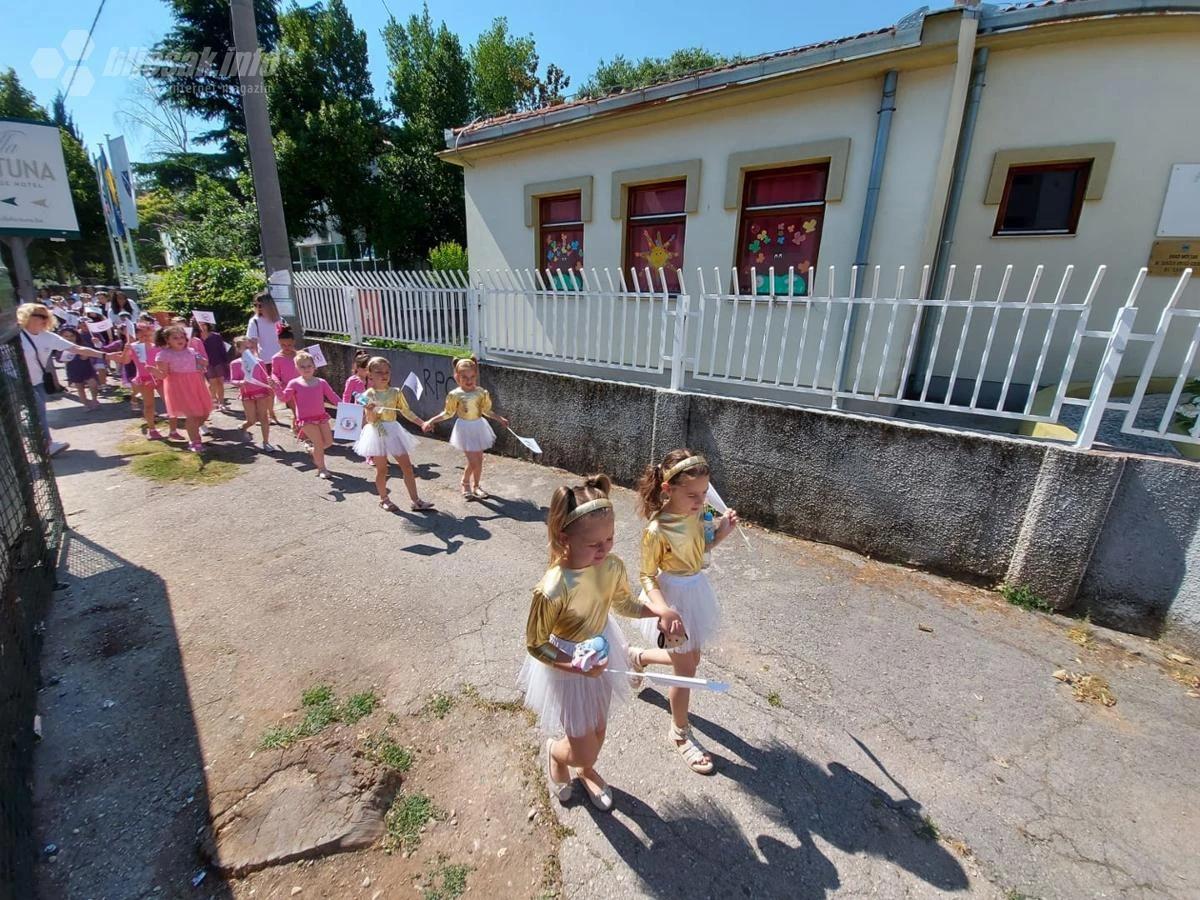 Svečani defile mališana kroz Mostar povodom ''Mostarskog ljeta''