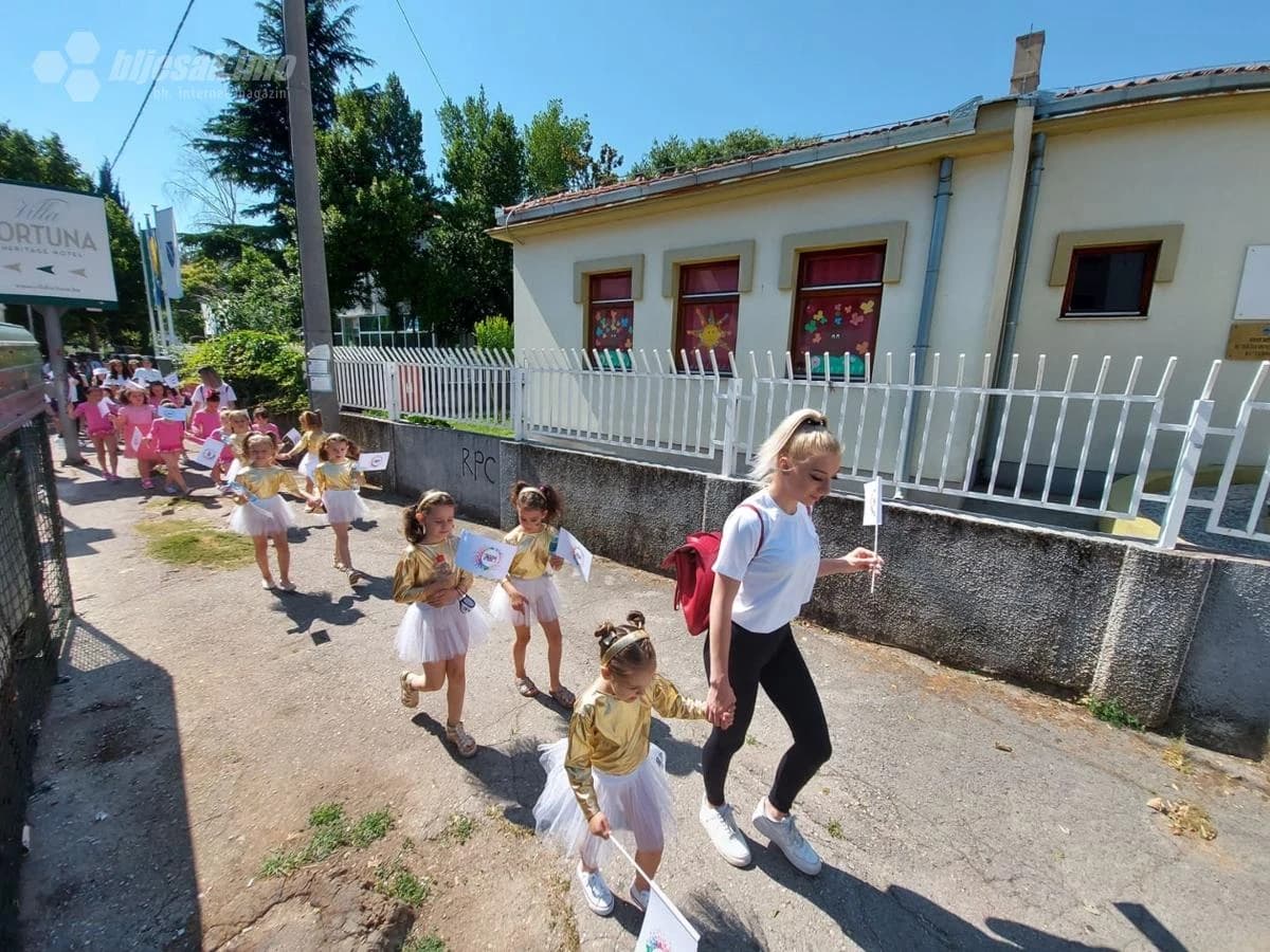 Svečani defile mališana kroz Mostar povodom ''Mostarskog ljeta''