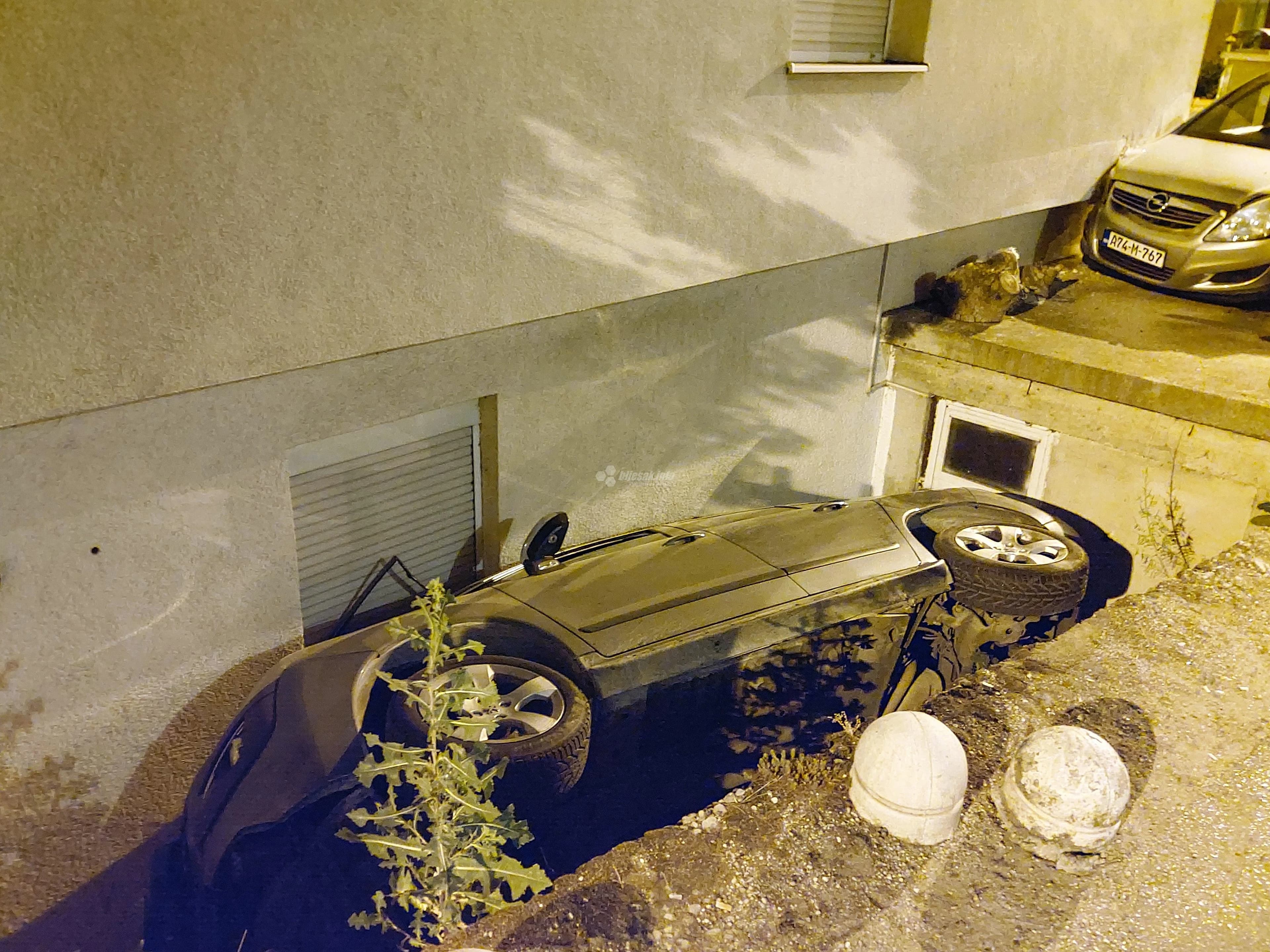 Prometna u Ilićima: Peugeot završio u rupi između kuće i ceste