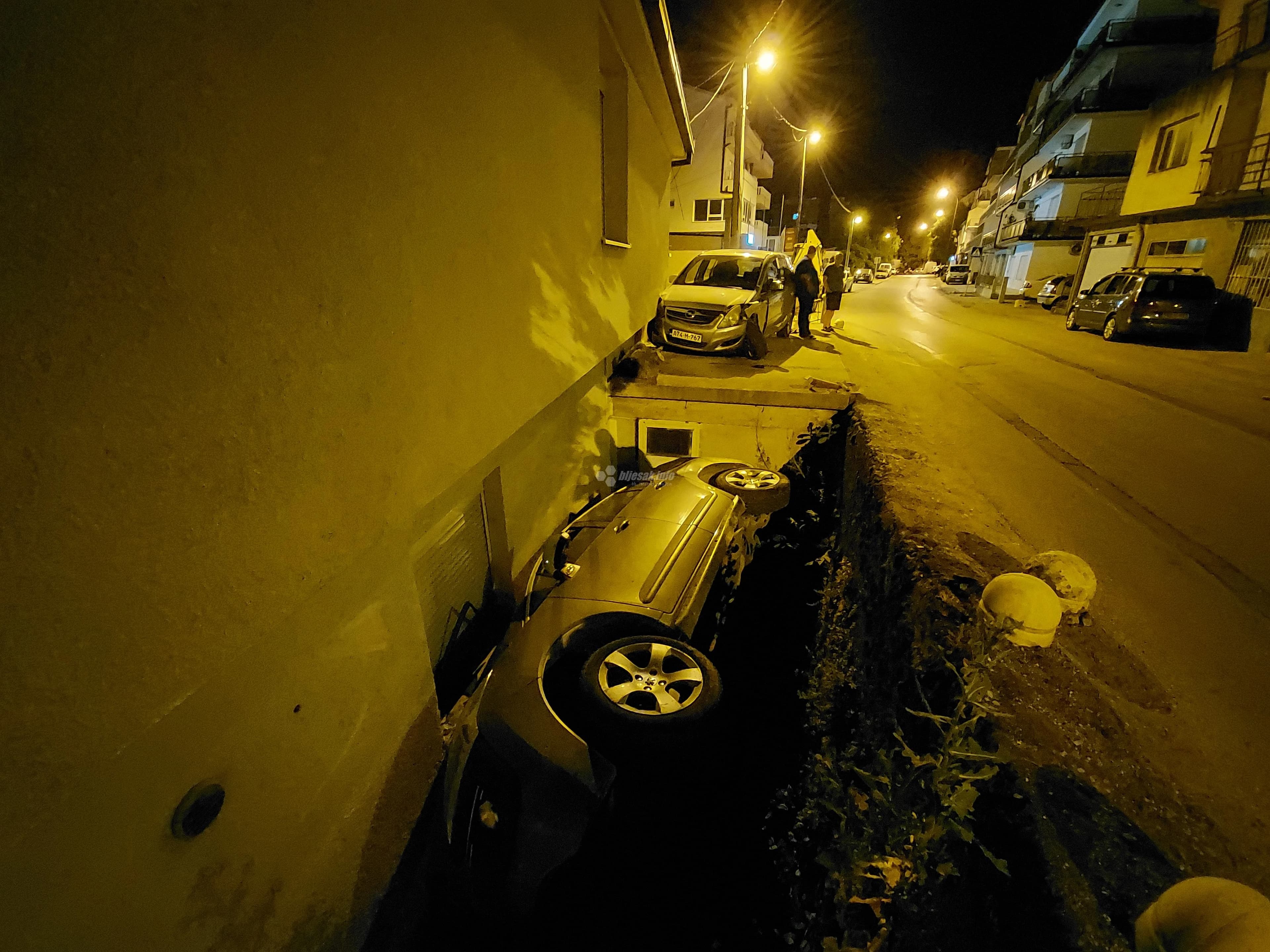Prometna u Ilićima: Peugeot završio u rupi između kuće i ceste