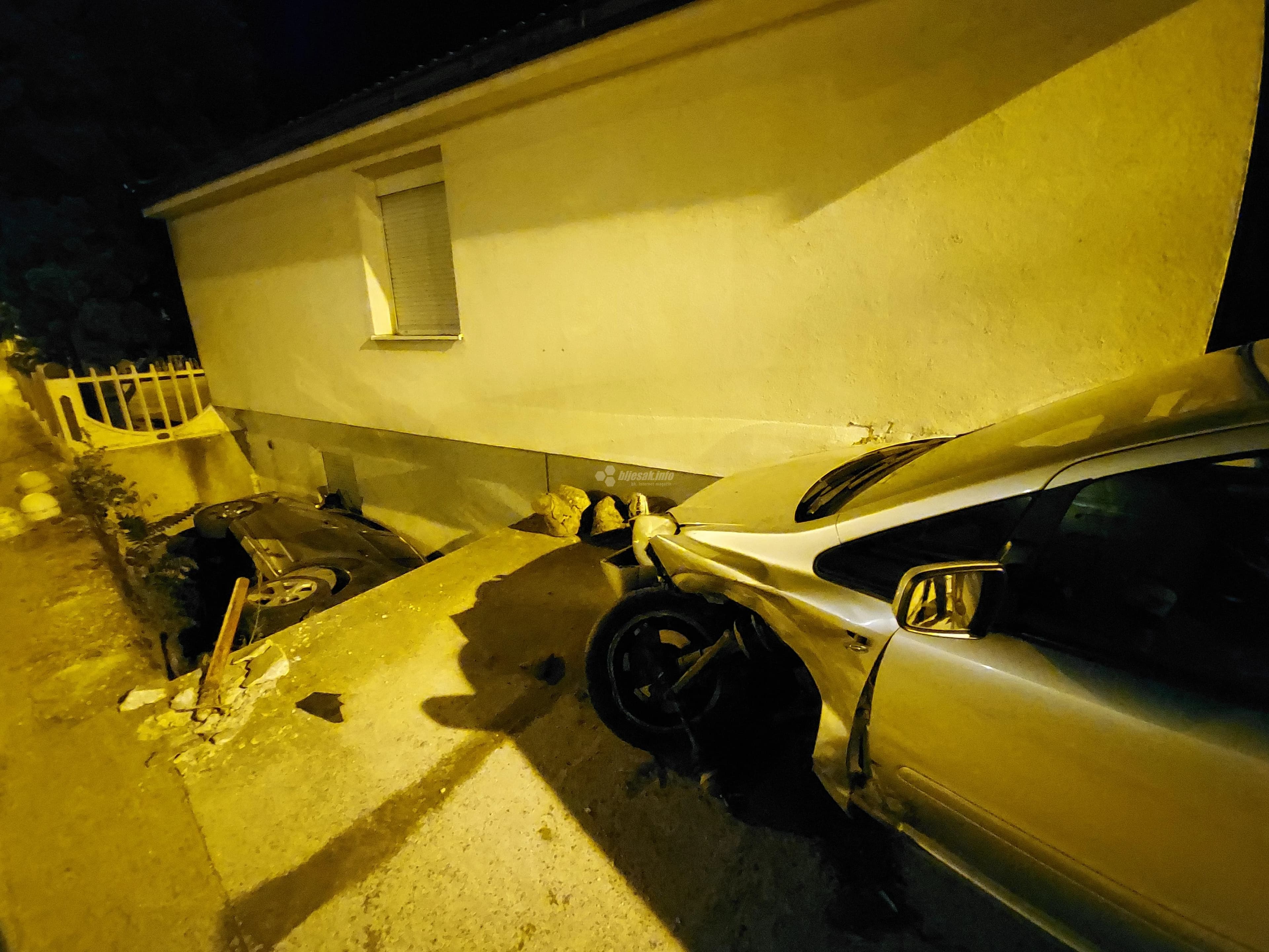 Prometna u Ilićima: Peugeot završio u rupi između kuće i ceste