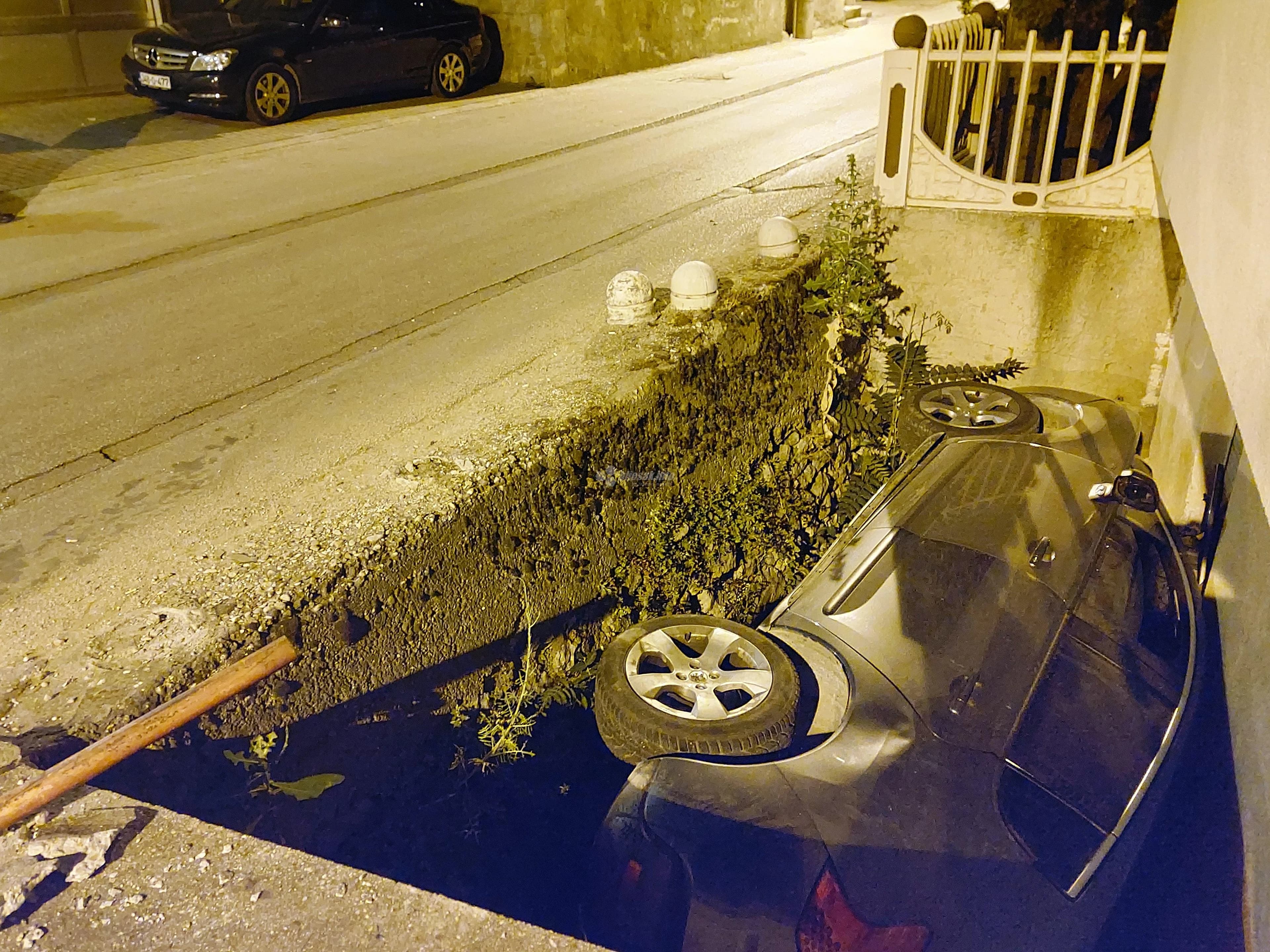 Prometna u Ilićima: Peugeot završio u rupi između kuće i ceste