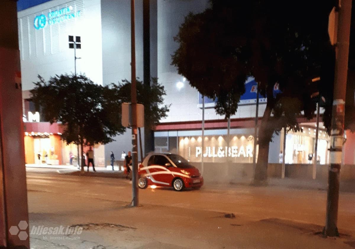 Mostar: Zapalio se Smart 