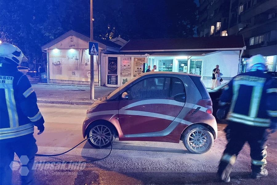 Mostar: Zapalio se Smart 
