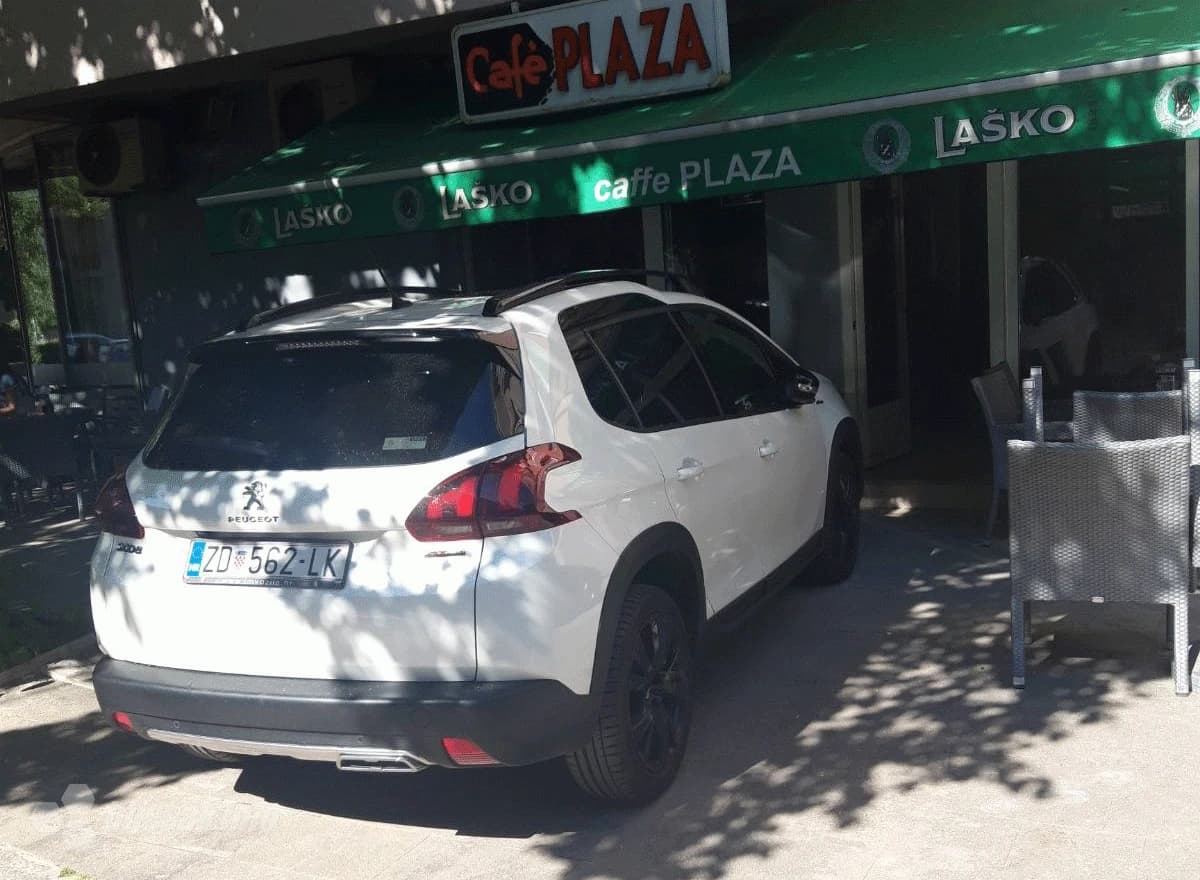 Nesavjesni vozač svog ljubimca parkirao na pločnik i terasu kafića