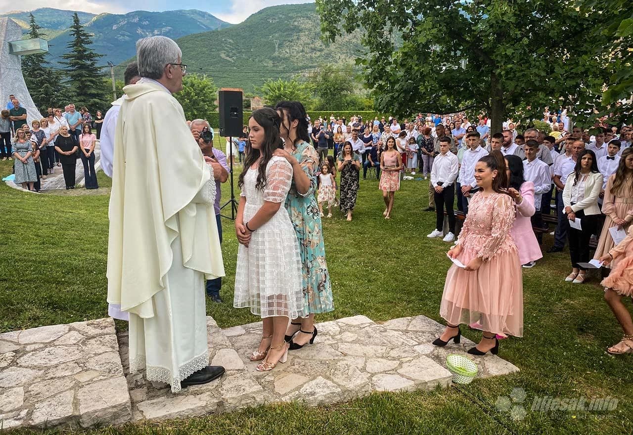 Krizma u Župi Presvetog Srca Isusova Potoci 